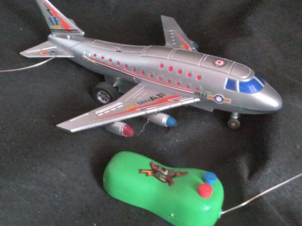 (055) Avion avec telecommande