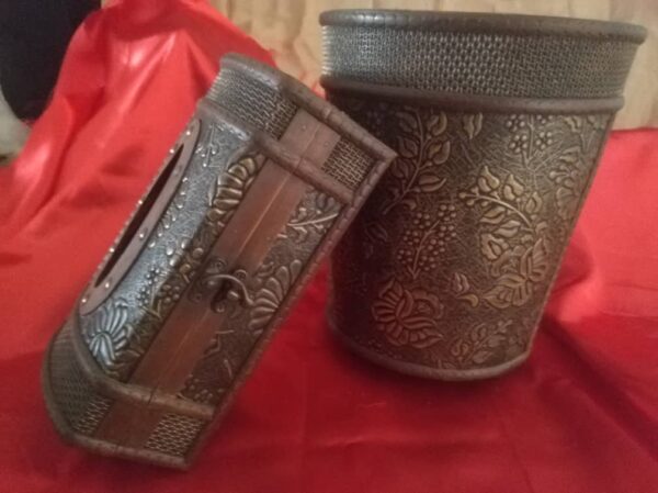 Ensemble boîte à kleenex et corbeille en bois.