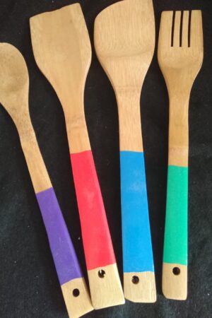ensemble de 4 cuillères en bois.