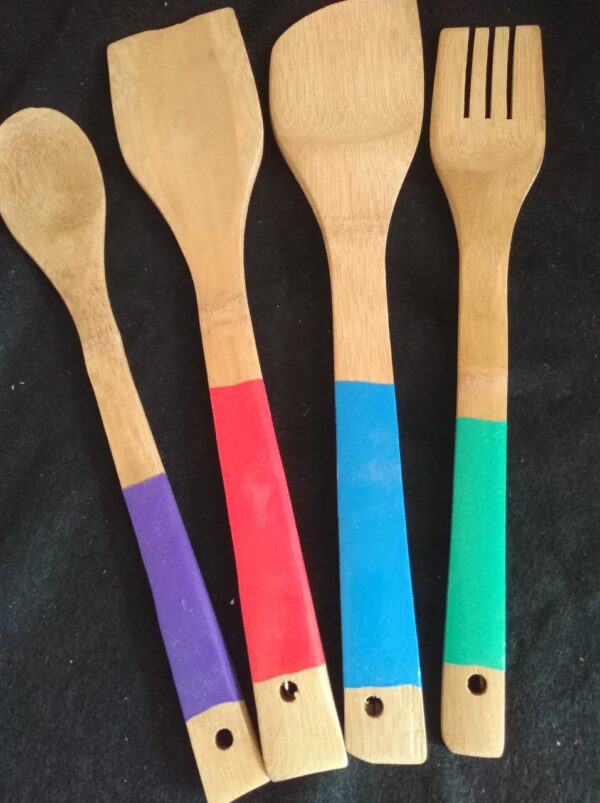 ensemble de 4 cuillères en bois.